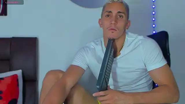 Snapshot of MikeRoss7777 chatting on March 17, 2025, 8:07 am MikeRoss7777 online show from March 17, 2025, 8:07 am