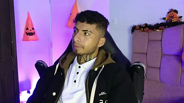 Snapshot of JuanCamiilo_66 chatting on October 28, 2025, 2:45 am JuanCamiilo 66 online show from October 28, 2025, 2:45 am