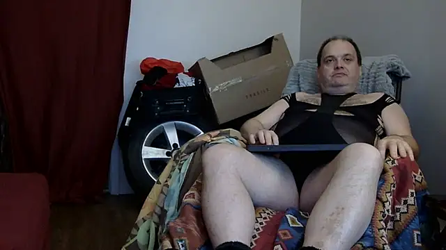 Snapshot of caressonnous chatting on December 1, 2025, 8:32 pm caressonnous online show from December 1, 2025, 8:32 pm