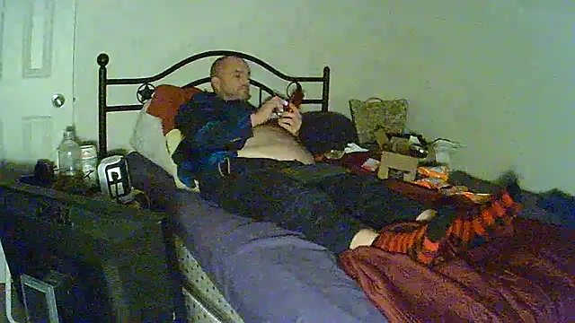 Snapshot of caressonnous chatting on December 31, 2024, 10:45 pm caressonnous online show from December 31, 2024, 10:45 pm