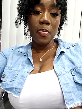 Snapshot of AfroditaRoy chatting on October 9, 2025, 9:37 pm AfroditaRoy online show from October 9, 2025, 9:37 pm