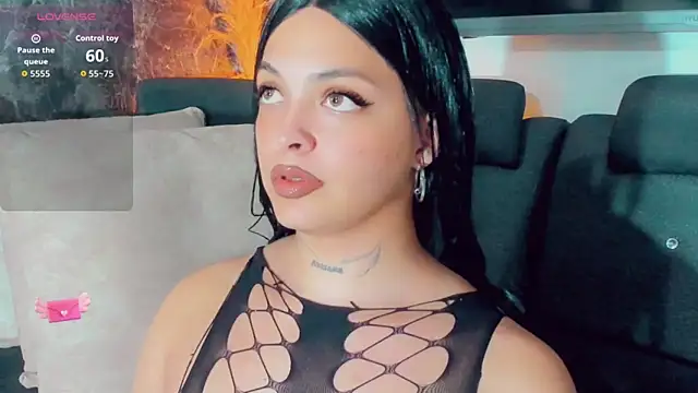 Emmaa Saenz  online show from May 29, 2026, 10:05 pm