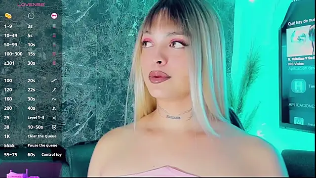 Emmaa Saenz  online show from December 16, 2025, 8:02 pm