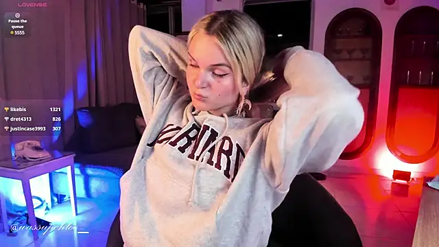 Snapshot of misschloe__ chatting on February 5, 2025, 4:16 am misschloe online show from February 5, 2025, 4:16 am