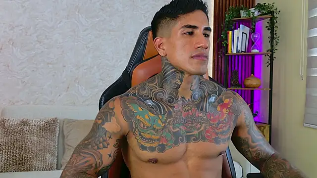 Snapshot of AdanReilly chatting on September 26, 2025, 8:27 pm AdanReilly online show from September 26, 2025, 8:27 pm