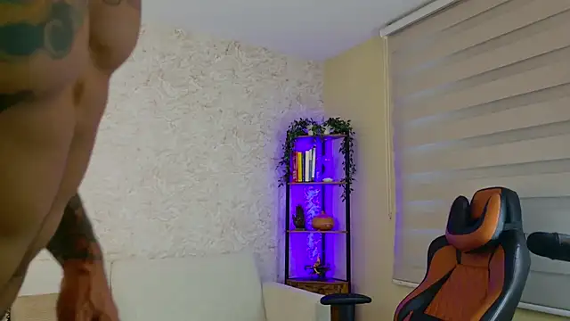 Snapshot of AdanReilly chatting on February 19, 2025, 11:04 pm AdanReilly online show from February 19, 2025, 11:04 pm