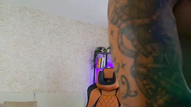 Snapshot of AdanReilly chatting on January 4, 2025, 7:23 pm AdanReilly online show from January 4, 2025, 7:23 pm