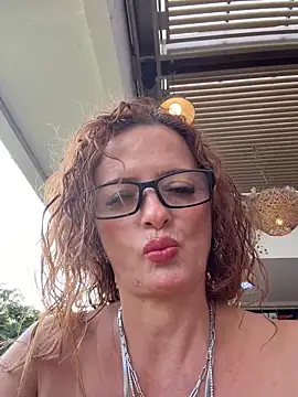 Snapshot of CioniWeiss chatting on November 11, 2025, 9:20 pm CioniWeiss online show from November 11, 2025, 9:20 pm