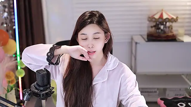 Snapshot of SleepArtist chatting on November 18, 2025, 5:38 pm SleepArtist online show from November 18, 2025, 5:38 pm