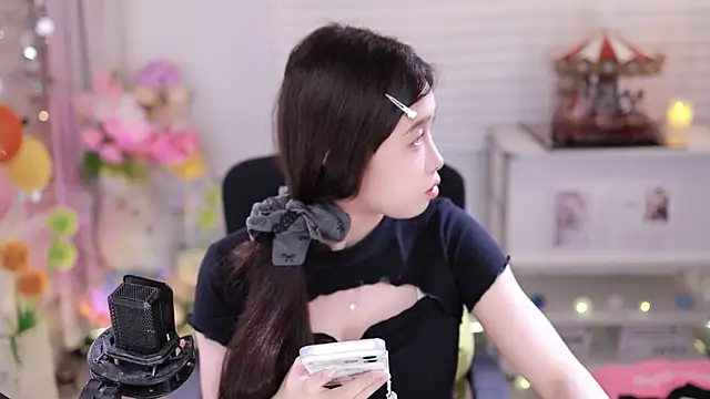 Snapshot of SleepArtist chatting on December 22, 2025, 3:12 pm SleepArtist online show from December 22, 2025, 3:12 pm