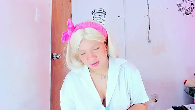 Emily Coper18 online show from March 13, 2026, 1:49 pm