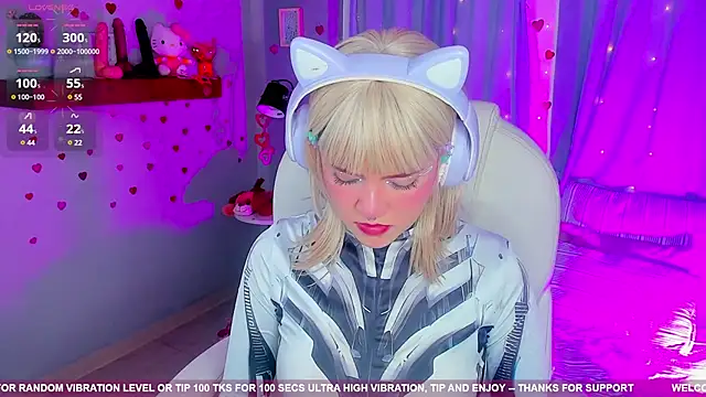 Snapshot of Tiny__Emmy chatting on February 17, 2025, 10:27 pm Tiny Emmy online show from February 17, 2025, 10:27 pm