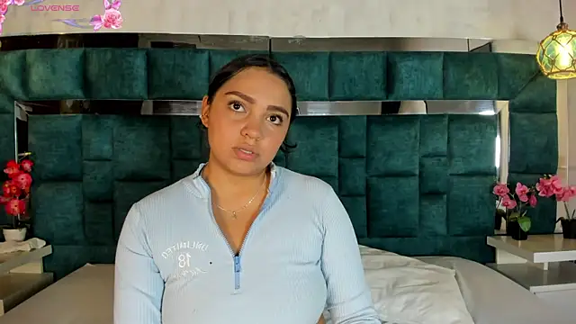 Snapshot of Abril_Gomez06 chatting on May 6, 2026, 8:02 pm Abril Gomez06 online show from May 6, 2026, 8:02 pm