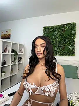 Snapshot of AylinRoss chatting on January 19, 2025, 7:04 am AylinRoss online show from January 19, 2025, 7:04 am