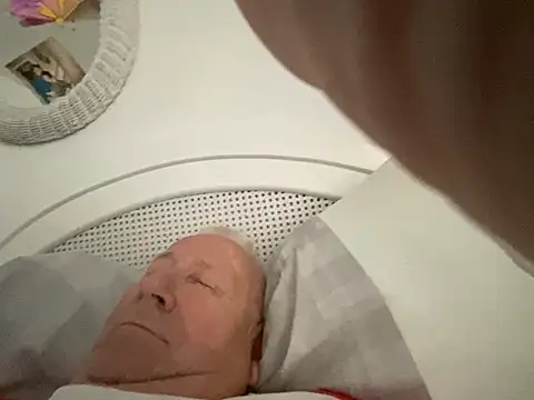 Snapshot of Bossinmidd12 chatting on February 21, 2025, 10:17 am Bossinmidd12 online show from February 21, 2025, 10:17 am