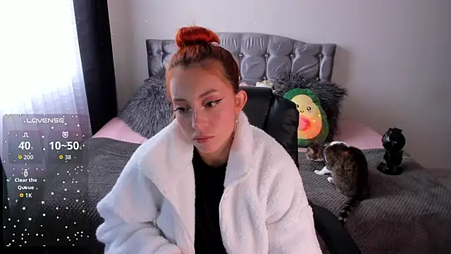 Violetaarey online show from March 27, 2026, 9:27 pm