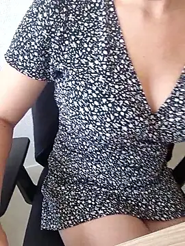 Snapshot of PetiteBrunette4 chatting on May 29, 2026, 9:15 am PetiteBrunette4 online show from May 29, 2026, 9:15 am