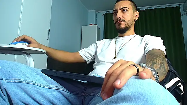 Snapshot of AndrewBanner chatting on October 4, 2025, 3:41 am AndrewBanner online show from October 4, 2025, 3:41 am