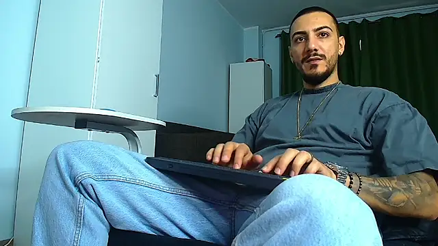 Snapshot of AndrewBanner chatting on October 2, 2025, 5:22 am AndrewBanner online show from October 2, 2025, 5:22 am