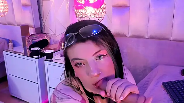 Broklinwhite  online show from May 15, 2026, 1:42 pm