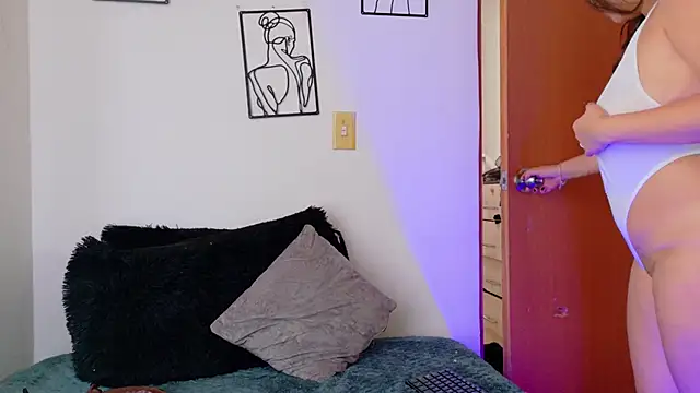 Snapshot of ale_blossom chatting on February 15, 2026, 4:39 pm ale blossom online show from February 15, 2026, 4:39 pm