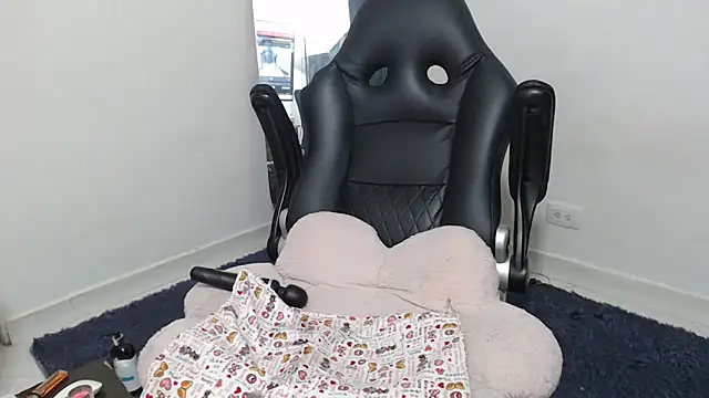 Honey-420- online show from May 16, 2026, 2:43 am