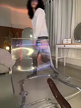 Lianh Benett online show from November 11, 2025, 5:24 am