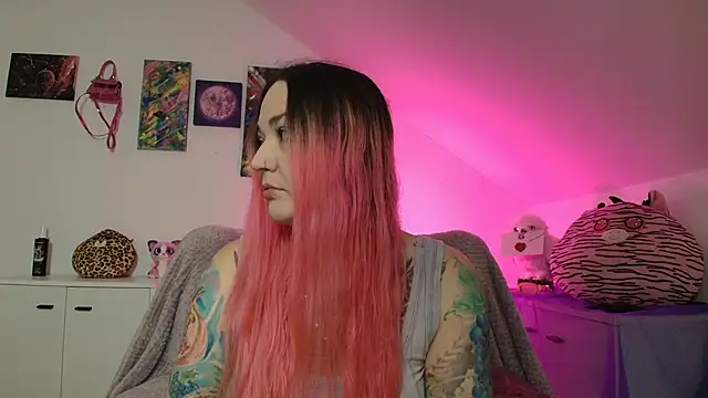 Snapshot of PinkHurricaneOfficial chatting on December 3, 2025, 6:51 pm PinkHurricaneOfficial online show from December 3, 2025, 6:51 pm