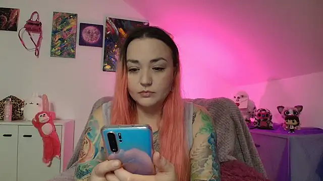 Snapshot of PinkHurricaneOfficial chatting on November 4, 2025, 7:39 pm PinkHurricaneOfficial online show from November 4, 2025, 7:39 pm