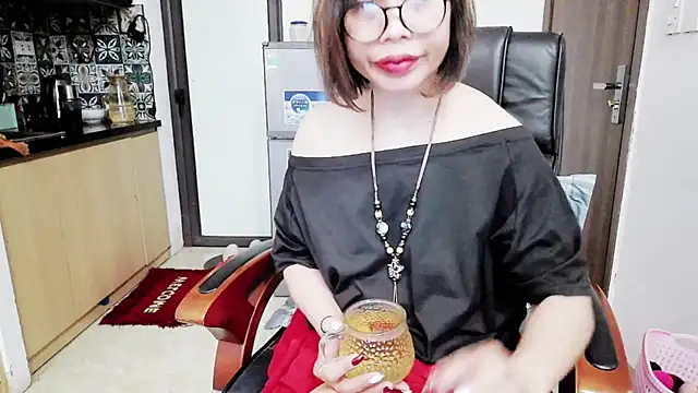 Snapshot of Miu-Le chatting on October 24, 2025, 3:33 pm Miu-Le online show from October 24, 2025, 3:33 pm