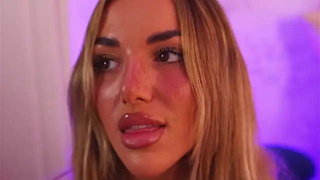 Snapshot of ClaraHazel chatting on December 19, 2025, 5:10 am ClaraHazel online show from December 19, 2025, 5:10 am