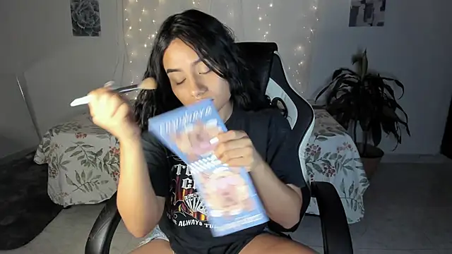 Riana Kean online show from October 27, 2025, 2:01 am