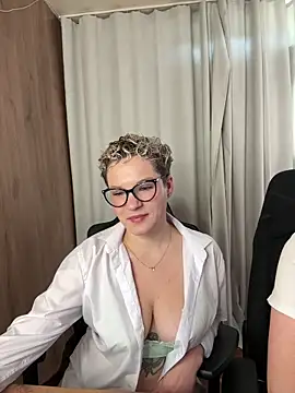 MrMrsRight online show from September 18, 2025, 8:06 am