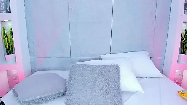 Snapshot of MiaCollson chatting on December 13, 2025, 8:04 pm MiaCollson online show from December 13, 2025, 8:04 pm