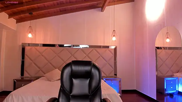 Snapshot of AmberLewis_ chatting on November 19, 2025, 2:55 am AmberLewis online show from November 19, 2025, 2:55 am