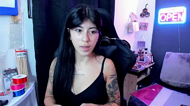 chaymae nah  online show from April 22, 2026, 1:56 am