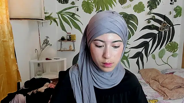 chaymae nah  online show from October 21, 2025, 6:40 pm