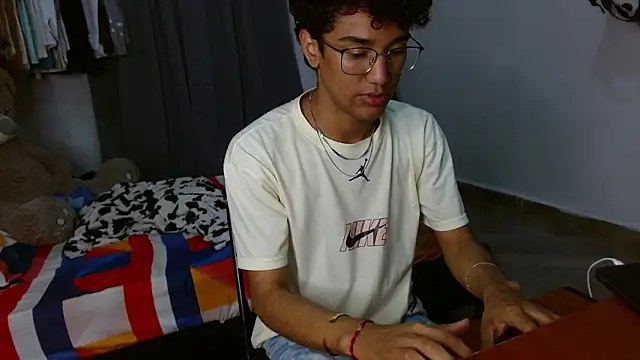 Snapshot of harrytwink18 chatting on February 16, 2026, 9:13 pm harrytwink18 online show from February 16, 2026, 9:13 pm