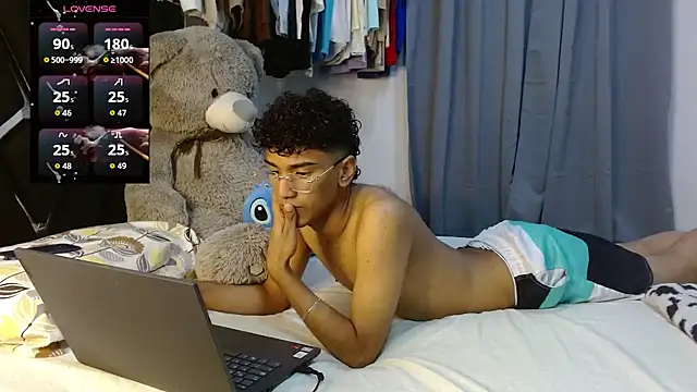 Snapshot of harrytwink18 chatting on April 13, 2026, 10:47 pm harrytwink18 online show from April 13, 2026, 10:47 pm