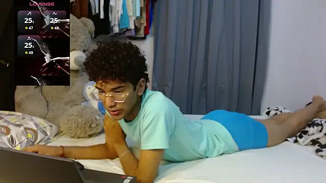 Snapshot of harrytwink18 chatting on April 8, 2026, 10:11 pm harrytwink18 online show from April 8, 2026, 10:11 pm