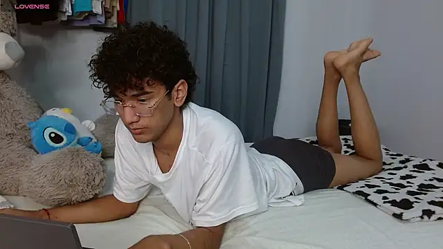 Snapshot of harrytwink18 chatting on April 7, 2026, 2:19 pm harrytwink18 online show from April 7, 2026, 2:19 pm