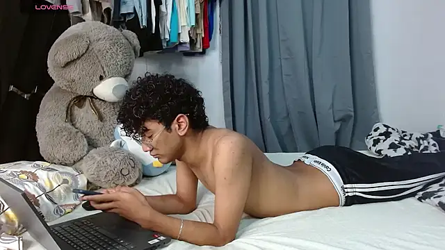 Snapshot of harrytwink18 chatting on April 10, 2026, 11:45 pm harrytwink18 online show from April 10, 2026, 11:45 pm