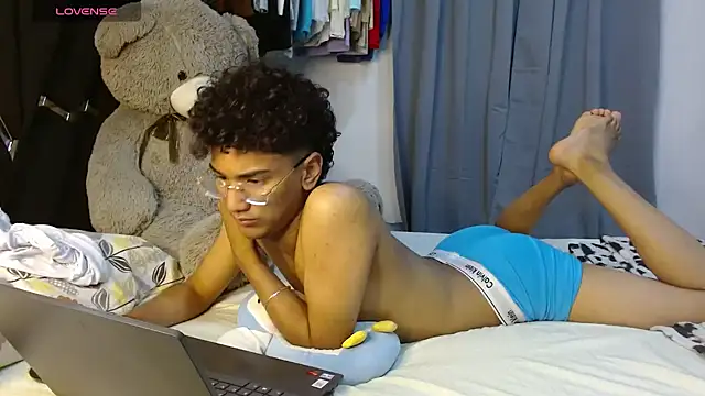 Snapshot of harrytwink18 chatting on April 14, 2026, 6:57 pm harrytwink18 online show from April 14, 2026, 6:57 pm