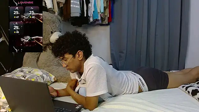 Snapshot of harrytwink18 chatting on April 8, 2026, 2:35 am harrytwink18 online show from April 8, 2026, 2:35 am