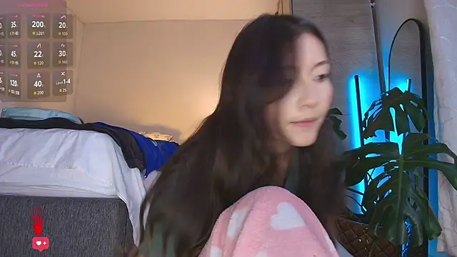 Snapshot of HelennaMoon_ chatting on December 19, 2025, 3:47 pm HelennaMoon online show from December 19, 2025, 3:47 pm