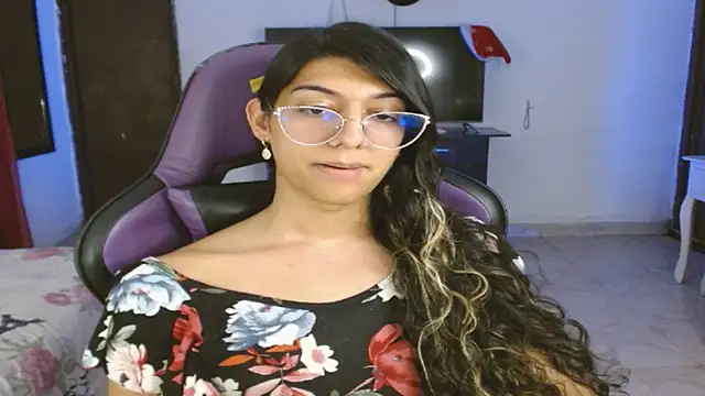 Snapshot of engielphoenis14 chatting on December 15, 2025, 12:49 am engielphoenis14 online show from December 15, 2025, 12:49 am