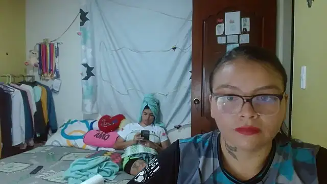 Snapshot of clayre_and_jill chatting on November 12, 2025, 4:27 am clayre and jill online show from November 12, 2025, 4:27 am