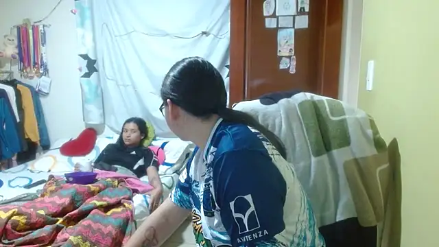 Snapshot of clayre_and_jill chatting on November 5, 2025, 7:06 pm clayre and jill online show from November 5, 2025, 7:06 pm