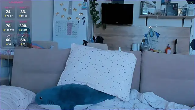 Girl alone home online show from May 7, 2026, 4:50 am