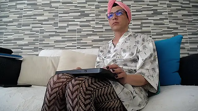 Snapshot of VioletaGomezCo chatting on November 1, 2025, 2:00 pm VioletaGomezCo online show from November 1, 2025, 2:00 pm